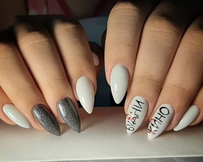 Маникюр с надписью 