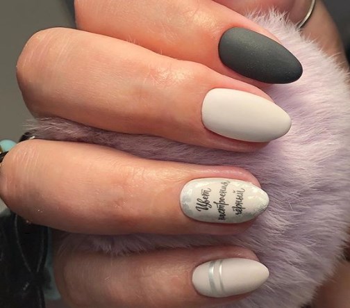 Маникюр с надписью 
