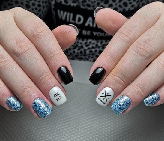 Маникюр с надписью 