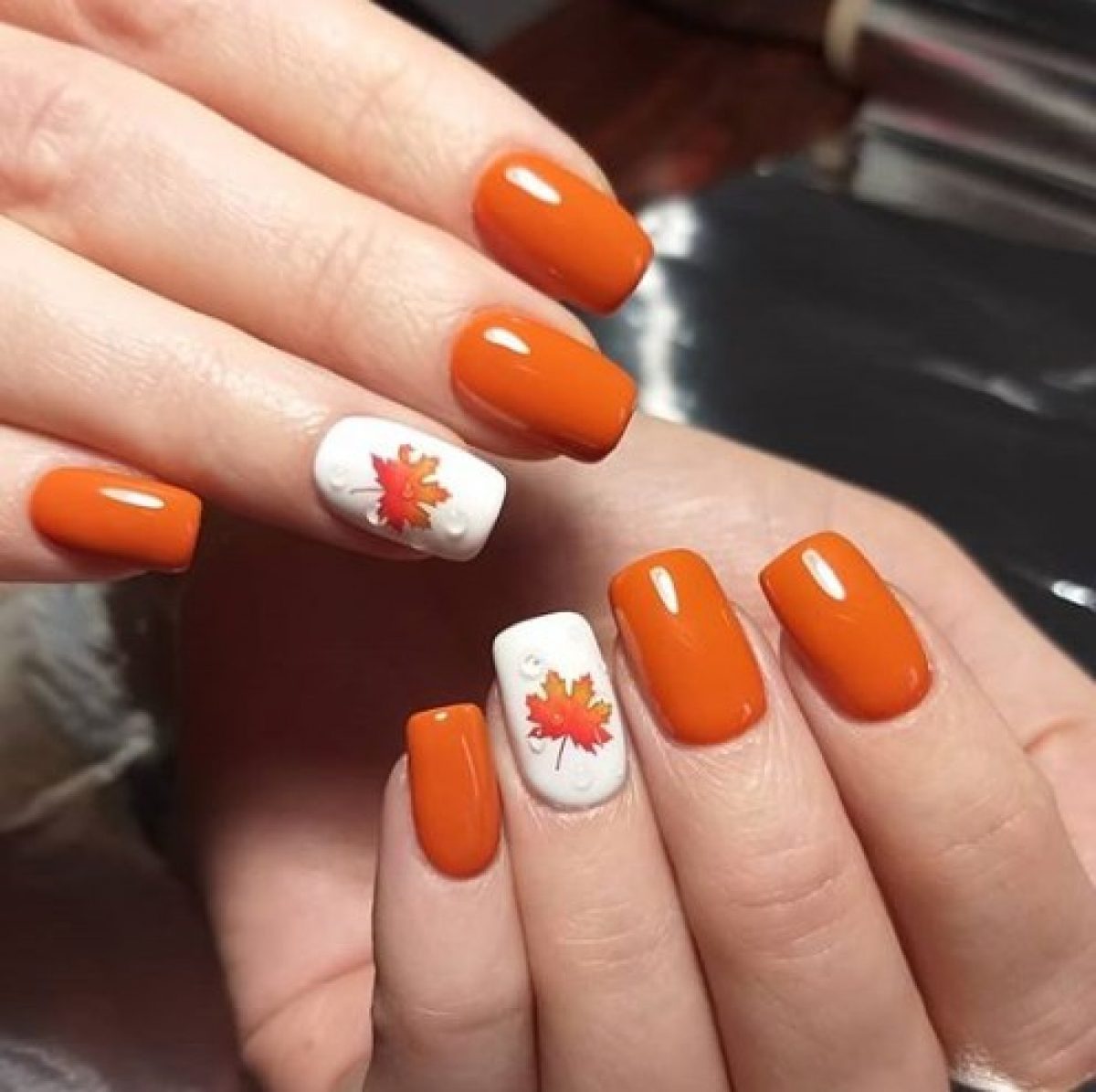 Осенний маникюр оранжевый с белым