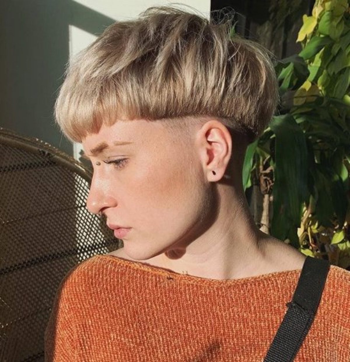 Прическа горшок женская. Томбой стрижка горшок. Bowl Cut стрижка женская. Стрижка под горшок женская. Стрижка горшок женская на короткие.