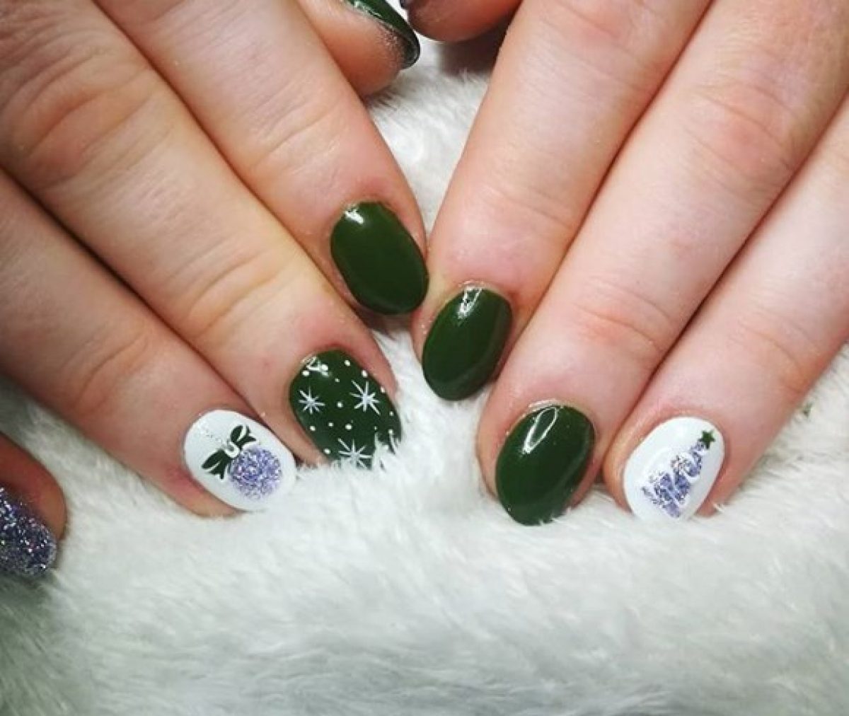 Зимний зеленый маникюр на короткие ногти