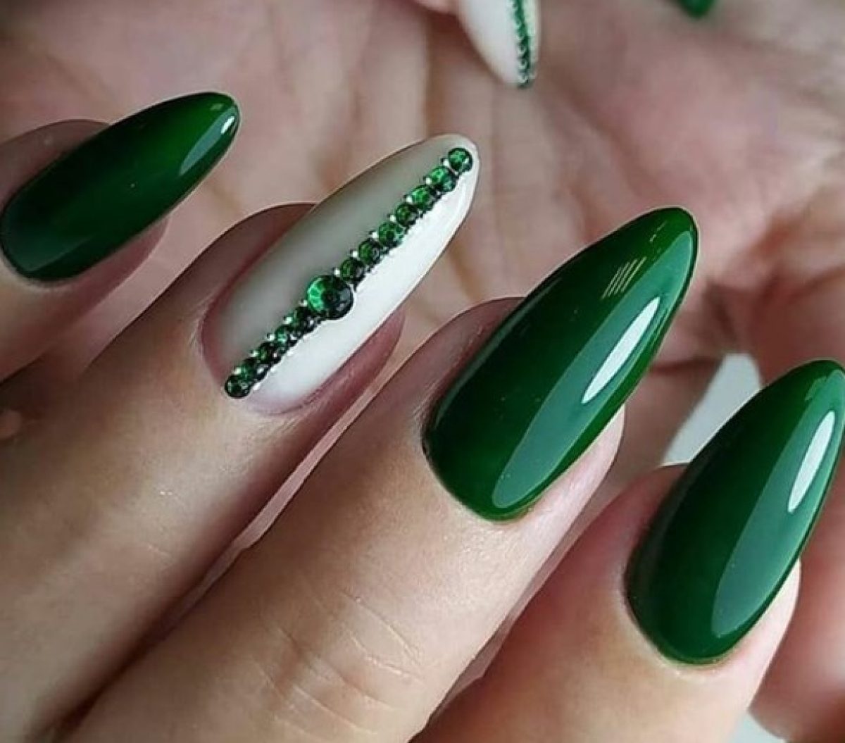 Ногти миндальные зеленые новогодни