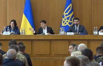 Зеленский распек чиновников в Тернополе из-за плохих дорог Зеленский распек чиновников в Тернополе из-за плохих дорог