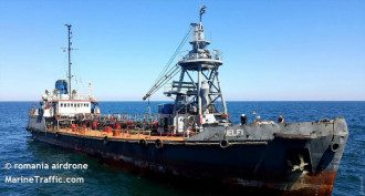 Пока что судно сидит на мели недалеко от пляжа Дельфин