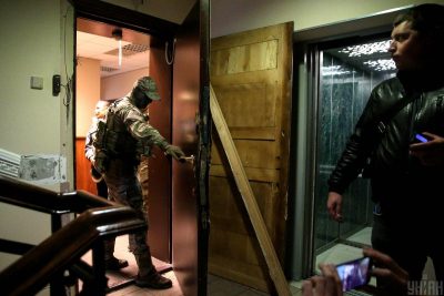 Появилось видео вчерашнего штурма спецназом СБУ офиса подельника Кличко и Черновецкого