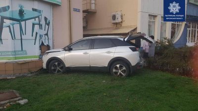 В Херсоне пьяная водитель влетела на иномарке в магазин