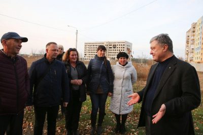 "Как та проститутка": Порошенко на Луганщине "пощупала" женщина, в Сети посоветовали ему "успокоиться" – фото