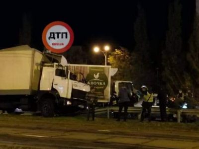 В центре Киева фура протаранила много автомобилей