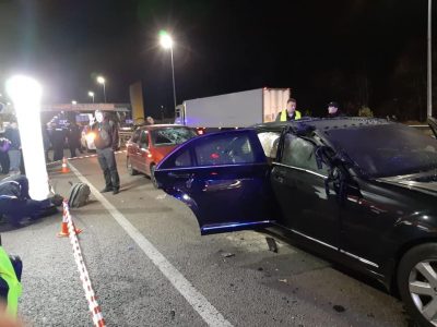 На Житомирской трассе мотоциклист на повороте бросил на крышу Mercedes взрывное устройство / Фото: пресс-служба Нацполиции На Житомирской трассе мотоциклист на повороте бросил на крышу Mercedes взрывное устройство / Фото: пресс-служба Нацполиции