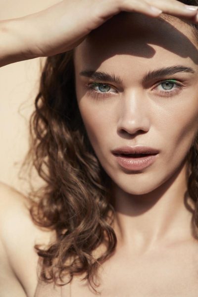 Визажист советует выбирать самую легкую тональную основу из всех возможных / Фото Vogue.ua Визажист советует выбирать самую легкую тональную основу из всех возможных / Фото Vogue.ua