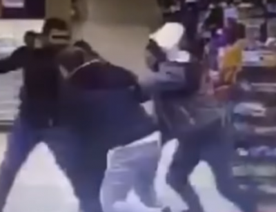 В киевском супермаркете клиенты по полусмерти отметелили охранника: видео