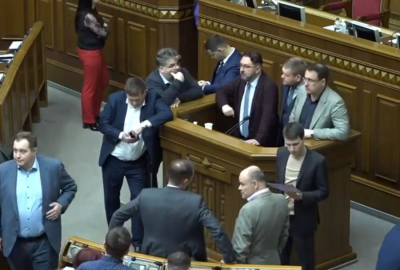 Потураев - на трибуне Рады, вокруг - депутаты правящей партии / Страна