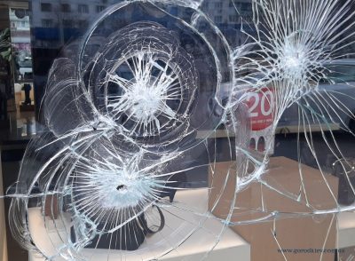 "Москали, кацапы, вата": у метро в Киеве расстреляли обувной магазин - видео