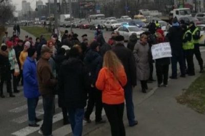 В Киеве замерзшие без отопления жители перекрыли дорогу