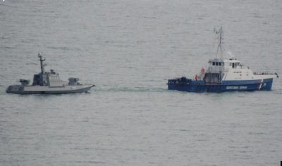 Захваченные украинские корабли покинули Керчь