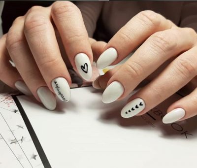 Маникюр зима 2020: нежный белый маникюр с сердечками, мраморные ногти и глиттер - фото