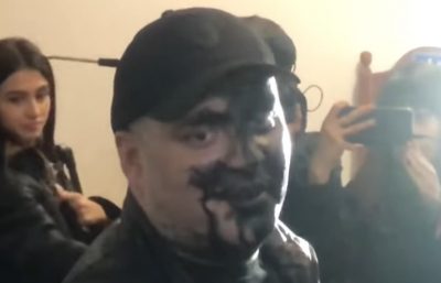 Артура Сороченко облили краской у здания суда / Скриншот Артура Сороченко облили краской у здания суда / Скриншот