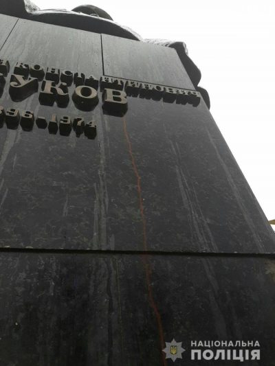 Жукову опять досталось: в Харькове вандалы облили краской постамент