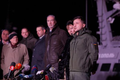 Зеленский приехал в Очаков с опозданием из-за отказа двигателя у самолета / Фото: пресс-служба президента Зеленский приехал в Очаков с опозданием из-за отказа двигателя у самолета / Фото: пресс-служба президента