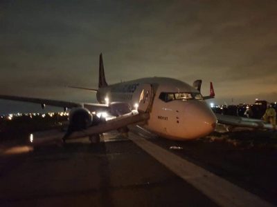 Оторвалось шасси: в Одессе самолет с 136 пассажирами совершил жесткую посадку