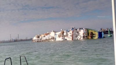 В Черном море перевернулось крупное судно В Черном море перевернулось крупное судно