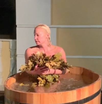 Волочкова в трусах показала свою травму, полученную в купели