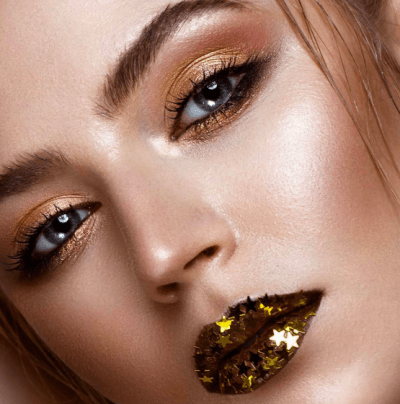 Макияж на Новый год 2020: много блесток, акцент на глаза и золотые губы