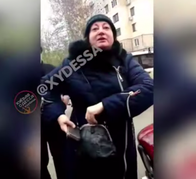 Женщина показала удостоверение на имя майора полиции и старшего инспектора Екатерины Билоус / скриншот Женщина показала удостоверение на имя майора полиции и старшего инспектора Екатерины Билоус / скриншот