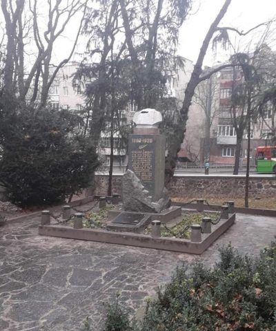 "Позорное захоронение преступника": в Ровно разбили памятник большевику Дундичу