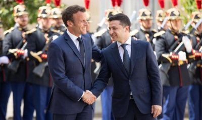 У Кремлі стежать за переговорами Зеленського з Макроном У Кремлі стежать за переговорами Зеленського з Макроном