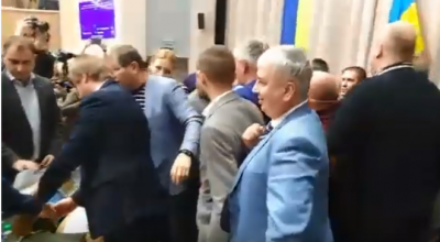 Депутаты устроили потасовку, споря о продаже земли / Фото: скриншот из видео