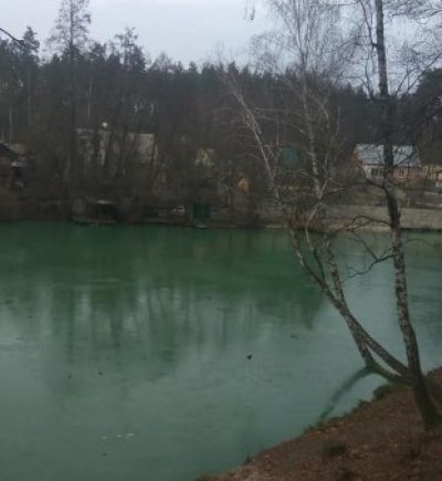 В селе под Киевом озеро стало зеленым В селе под Киевом озеро стало зеленым