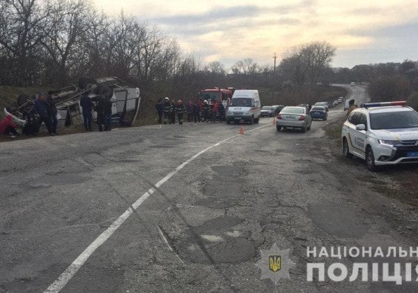 В Хмельницкой области рейсовый автобус слетел в кювет и перевернулся, 13 пострадавших