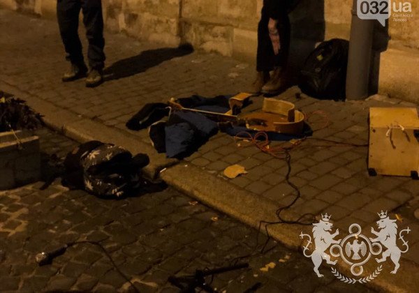 "Москворотые": во Львове певшему на русском языке уличному музыканту разбили гитару