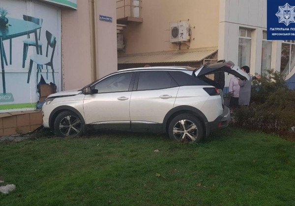 В Херсоне пьяная водитель влетела на иномарке в магазин