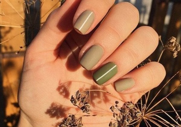 Оливковый маникюр 2019: фольга, лунный маникюр и матовые ногти - фото