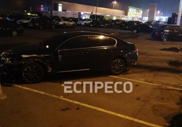 В Киеве Lexus вылетел на тротуар и раздавил людей: погибла женщина - фото 18+