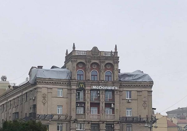 "Власти в Киеве нет": на Майдане Незалежности снова начали строить "курятник" на крыше дома