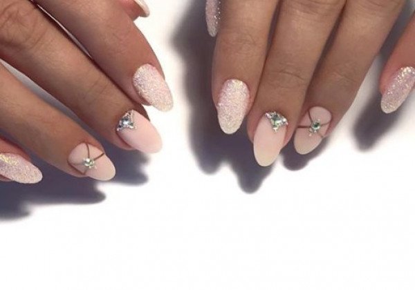Модный французский маникюр 2019: геометрия, продольная полоска и френч с фольгой – 49 фото