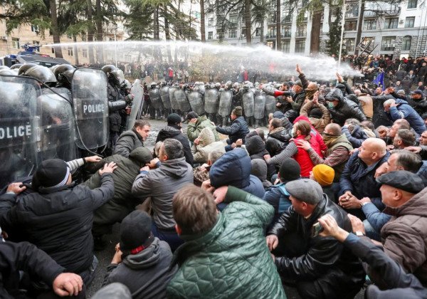 "Путинизм" в Грузии: Майдан жестко разогнали - причина протестов и главные факты