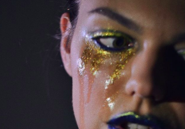 Макияж зима 2019/2020: стрелки, блестки и яркие цвета - модные идеи на фото