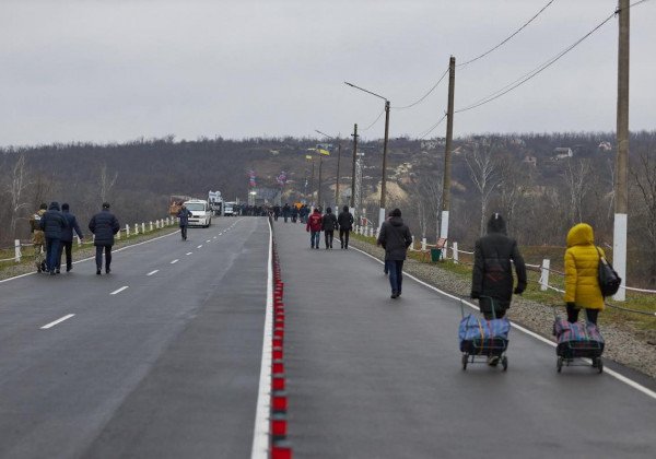 "Быстро засрут, ибо русский мир": в Сети возмутились из-за "сепарских тряпок" на мосту в Станице Луганской