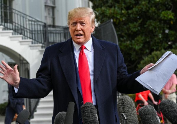 "Скажи Зеллинскому": у Трампа заметили странную шпаргалку об Украине