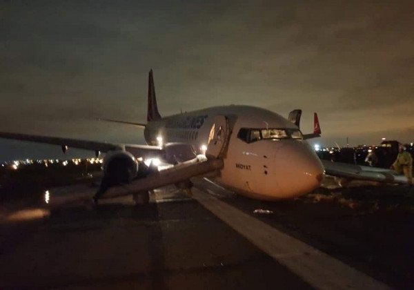Оторвалось шасси: в Одессе самолет с 136 пассажирами совершил жесткую посадку