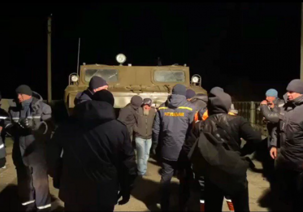 На Азове из-за шторма остров Бирючий ушел под воду: людей эвакуировали