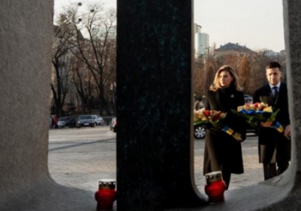 День памяти жертв Голодомора: Зеленские в Киеве возложили "колоски скорби"