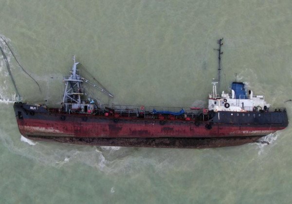 Танкер Делфи уходит под воду у берегов Одессы: шокирующие фото