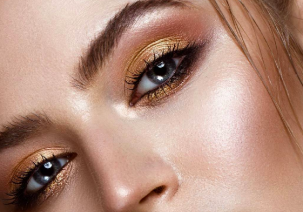 Макияж на Новый год 2020: много блесток, акцент на глаза и золотые губы