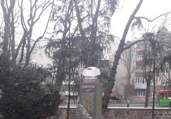 "Позорное захоронение преступника": в Ровно разбили памятник большевику Дундичу
